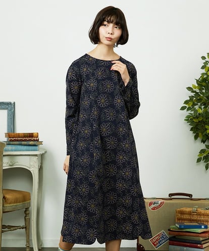 GJPDD30300 Jocomomola Crisantemo curvo フラワー総刺繡ワンピース