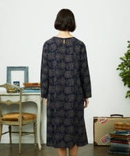 GJPDD30300 Jocomomola(ホコモモラ) Crisantemo curvo フラワー総刺繡ワンピース ネイビー