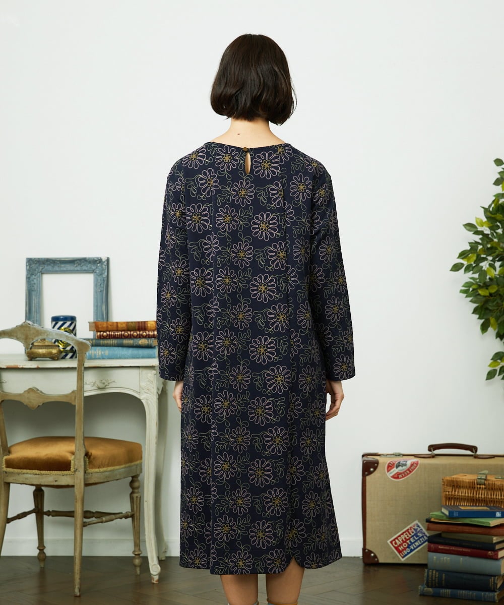 GJPDD30300 Jocomomola(ホコモモラ) Crisantemo curvo フラワー総刺繡ワンピース ネイビー