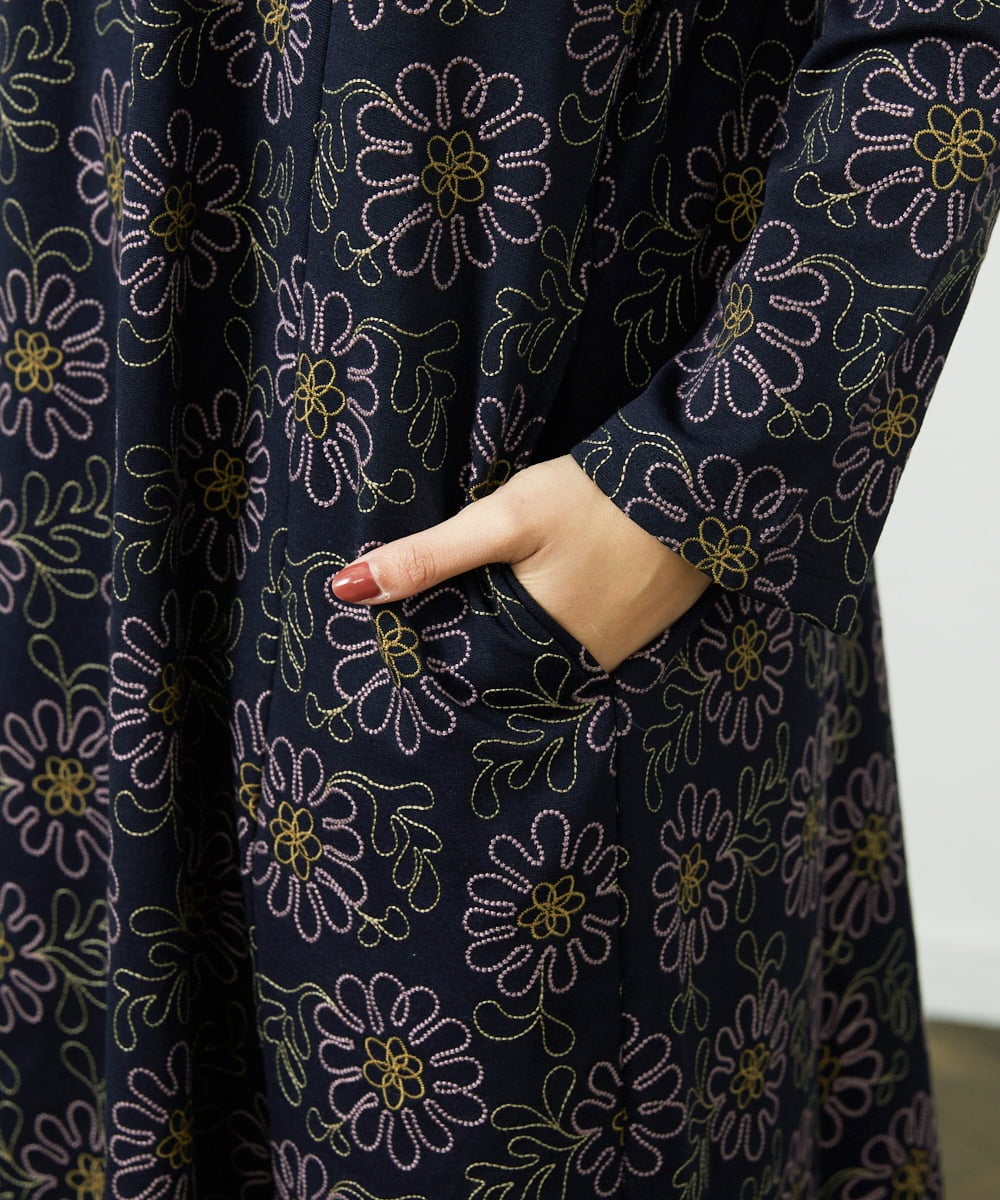 GJPDD30300 Jocomomola(ホコモモラ) Crisantemo curvo フラワー総刺繡ワンピース ネイビー