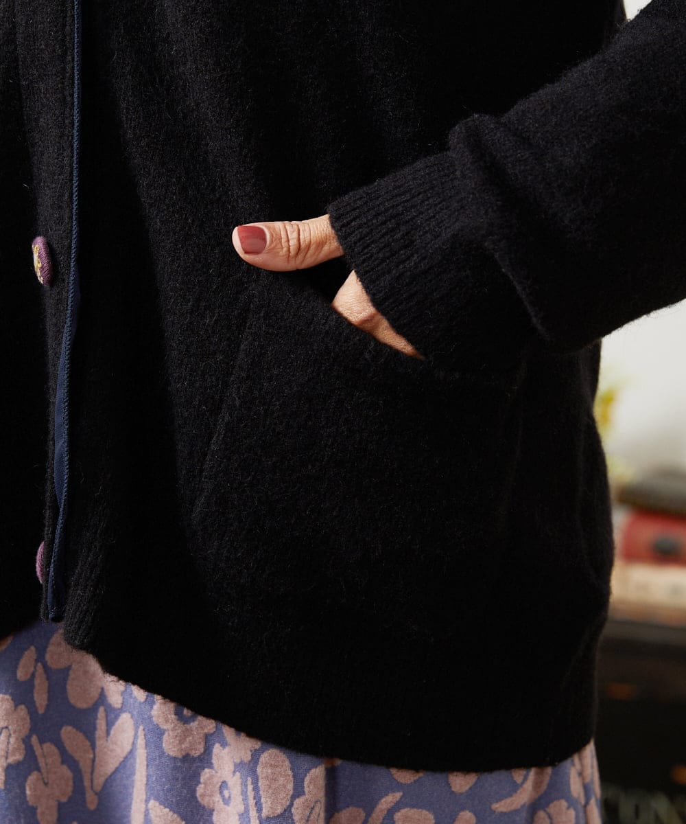 GJSAE35200 Jocomomola(ホコモモラ) Peludo Vネックニットカーディガン ブラック