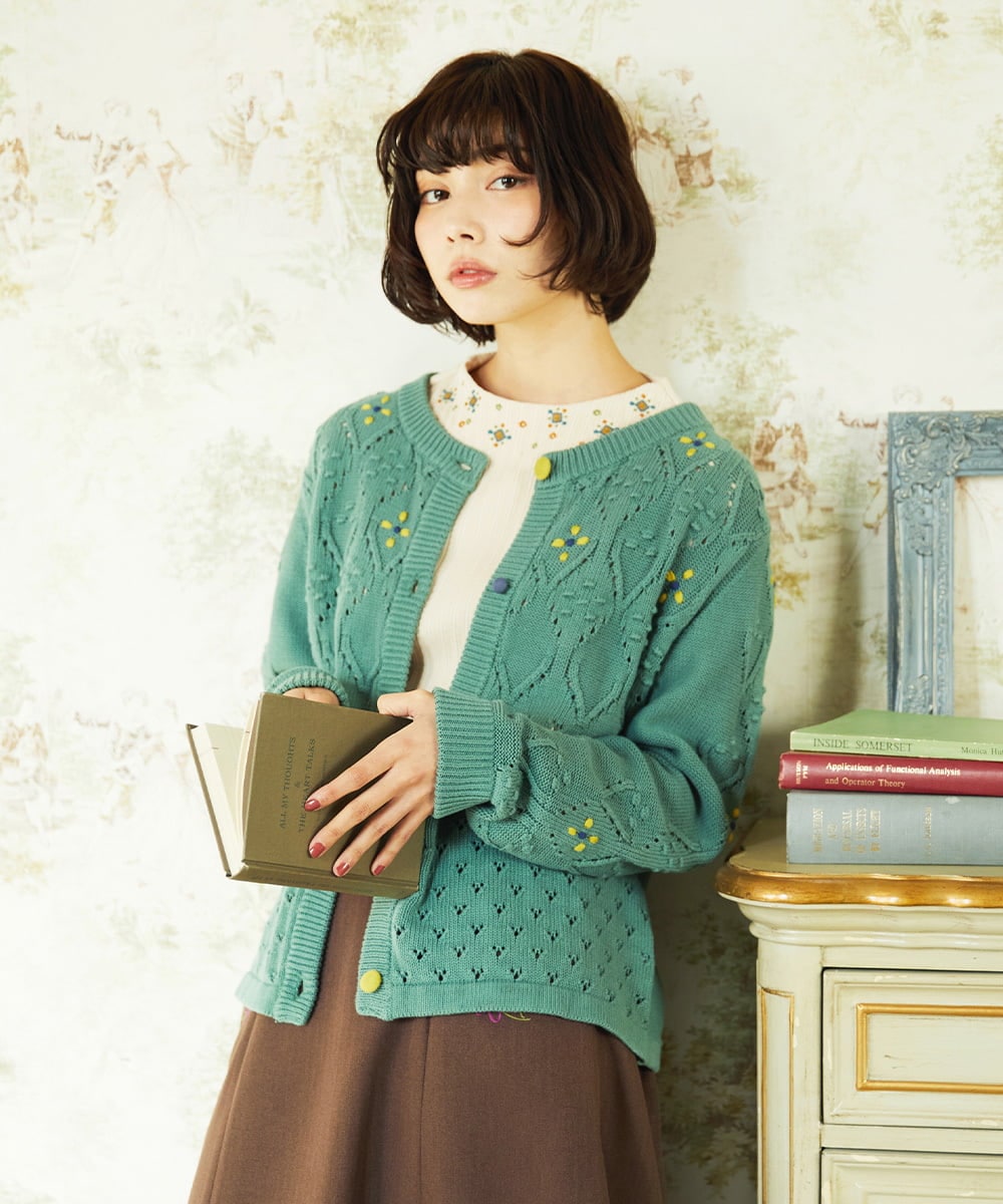 GJSDD30220 Jocomomola(ホコモモラ) フラワー刺繍ケーブルニットカーディガン グリーン