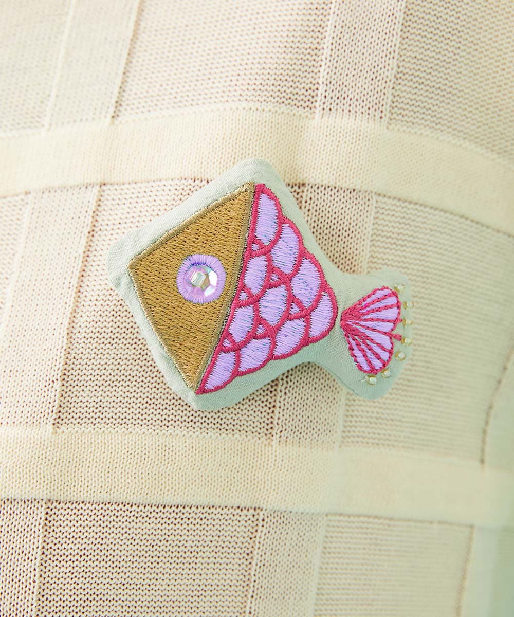 GJSGB31200 Jocomomola(ホコモモラ) Pez nandador お魚ブローチカーディガン アイボリー