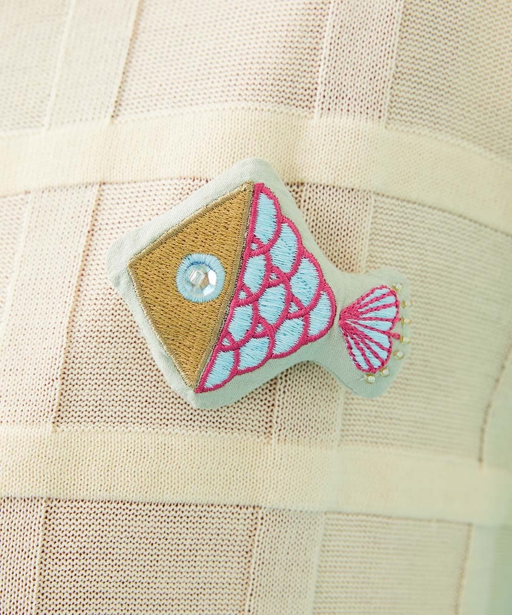 GJSGB31200 Jocomomola(ホコモモラ) Pez nandador お魚ブローチカーディガン アイボリー