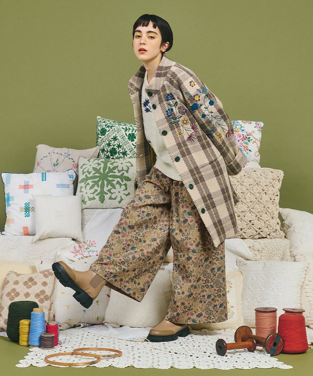 GJUAE04550 Jocomomola(ホコモモラ) Calle de Bordadores チェック×フラワー刺繍コート ベージュ