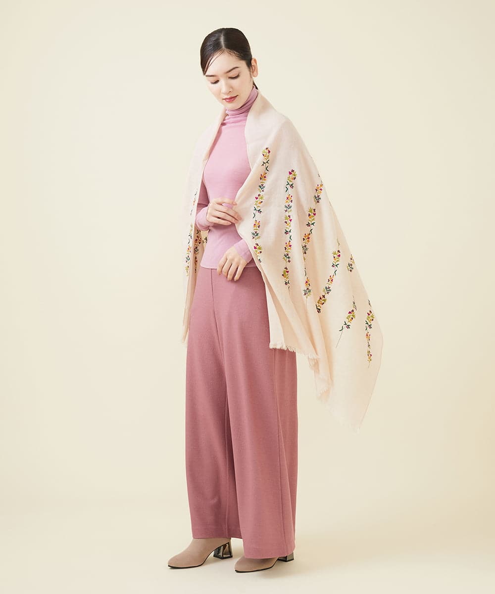 GK3AV05330 Sybilla(シビラ) フラワーモチーフ刺繍ストール ベージュ