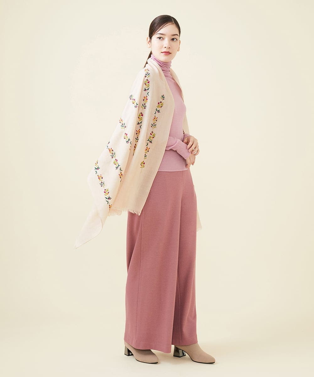 GK3AV05330 Sybilla(シビラ) フラワーモチーフ刺繍ストール ベージュ