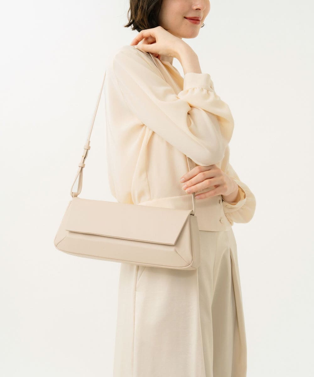 GK5GD02360 Sybilla(シビラ) ワイドスクエアショルダーバッグ アイボリー