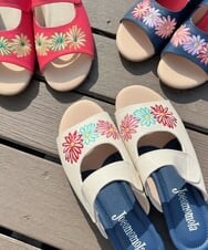 GNFDT05040 Jocomomola(ホコモモラ) フラワー刺繍オープントゥーサンダル ベージュ