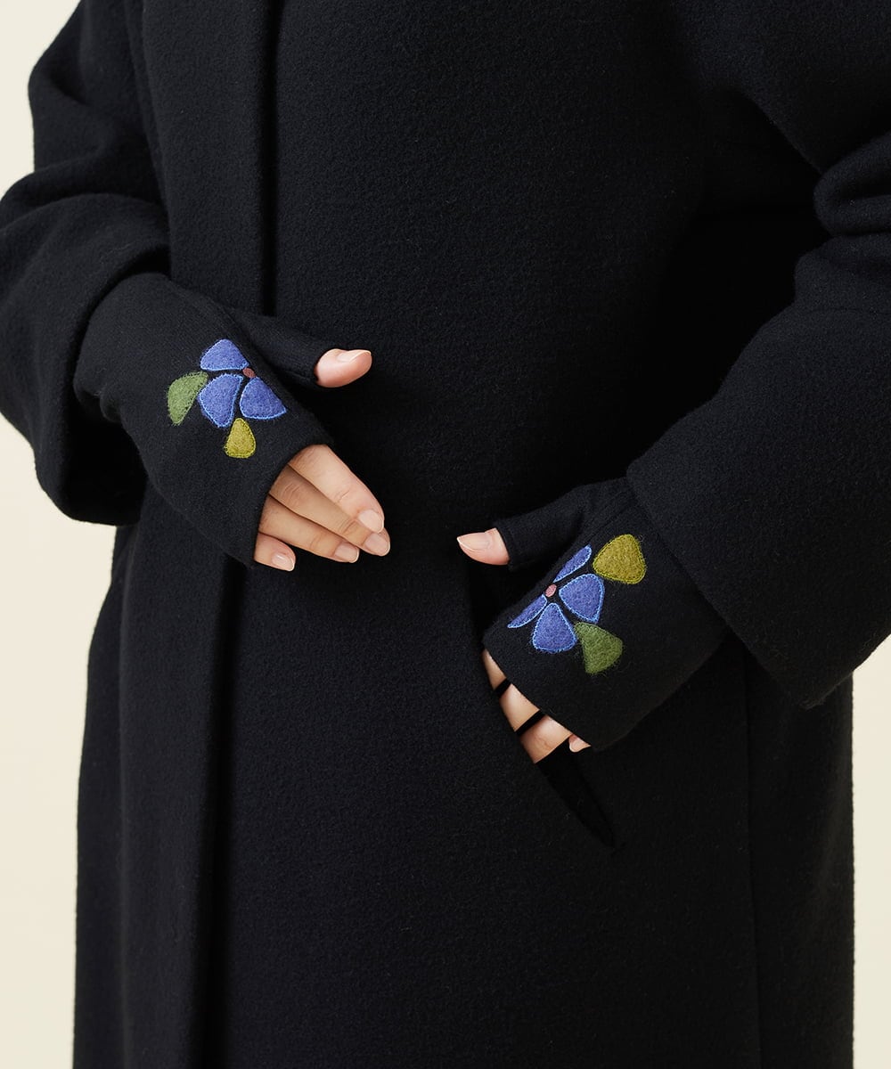 GS9AV01033 Sybilla(シビラ) 【抗菌防臭/日本製】フラワーデザインフィンガーレスハンドウォーマー ブラック