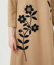 GYEVI02100 Sybilla(シビラ) ◆受注生産◆フラワーアップリケドレス キャメルベージュ