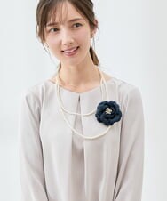 K12CD05039 a.v.v(アー・ヴェ・ヴェ) コサージュ付き二連ネックレス ネイビー