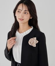 K12CD07029 a.v.v(アー・ヴェ・ヴェ) ローズモチーフコサージュ ベージュ