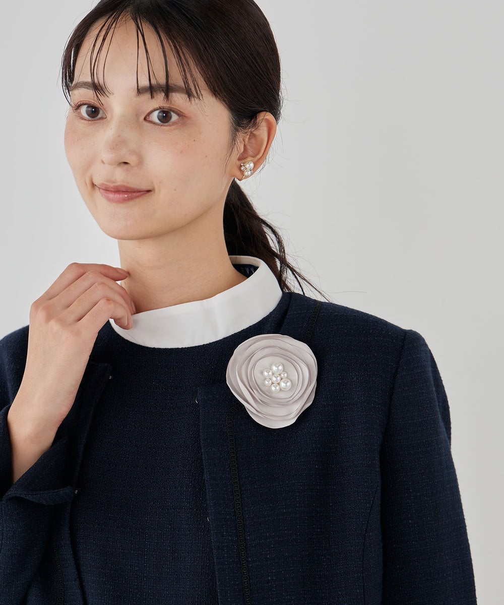 K12CD09029 a.v.v(アー・ヴェ・ヴェ) フラットローズコサージュ ライトグレー