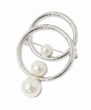 K12CD15021 a.v.v(アー・ヴェ・ヴェ) 3連パールサークルブローチ ゴールド