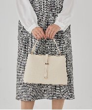 K15CD02059 a.v.v(アー・ヴェ・ヴェ) ビット調ハンドバッグ アイボリー