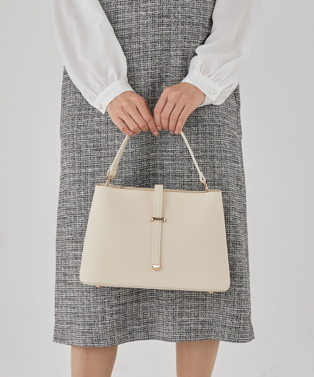 K15CD02059 a.v.v(アー・ヴェ・ヴェ) ビット調ハンドバッグ アイボリー