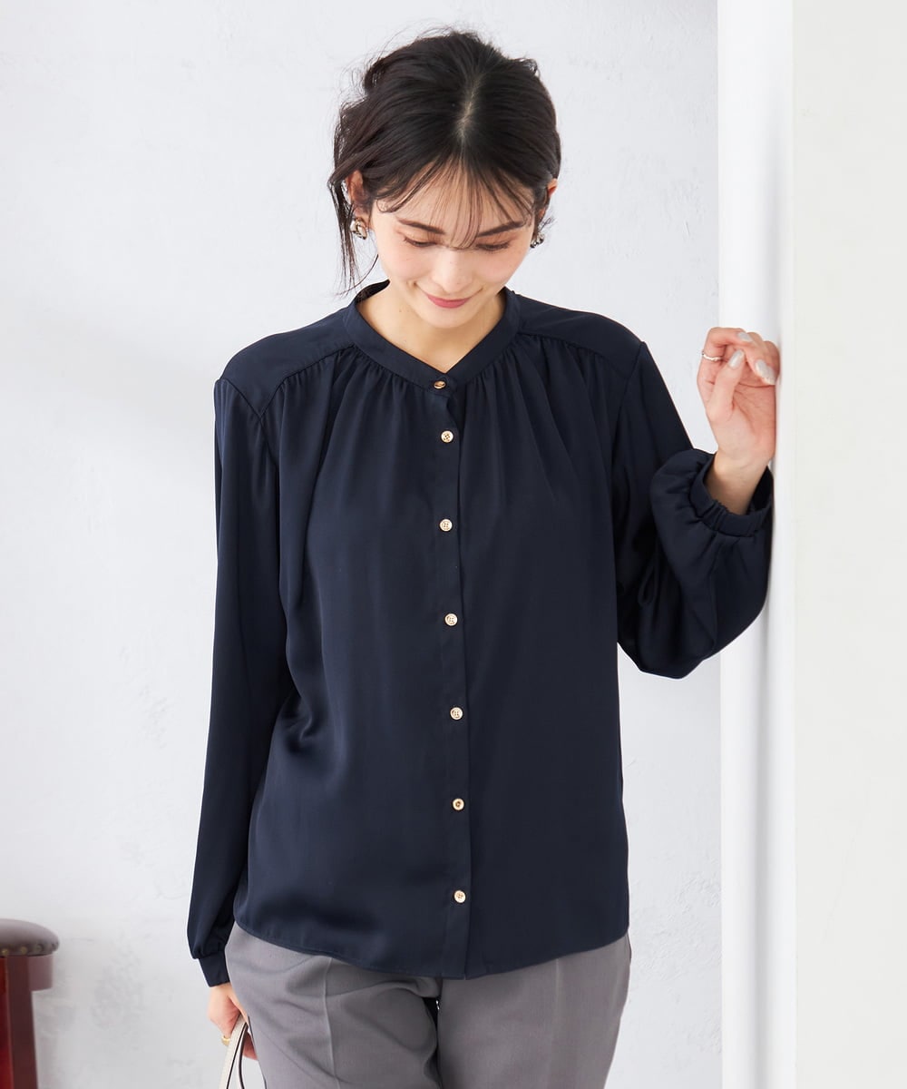 K2BFD04044 a.v.v(アー・ヴェ・ヴェ) 【洗える】サテンギャザーブラウス ネイビー