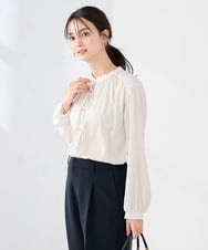 K2BFD04044 a.v.v(アー・ヴェ・ヴェ) 【洗える】サテンギャザーブラウス ホワイト
