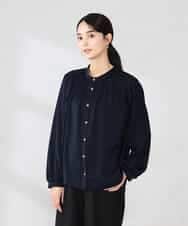 K2BFD04044 a.v.v(アー・ヴェ・ヴェ) 【洗える】サテンギャザーブラウス ネイビー