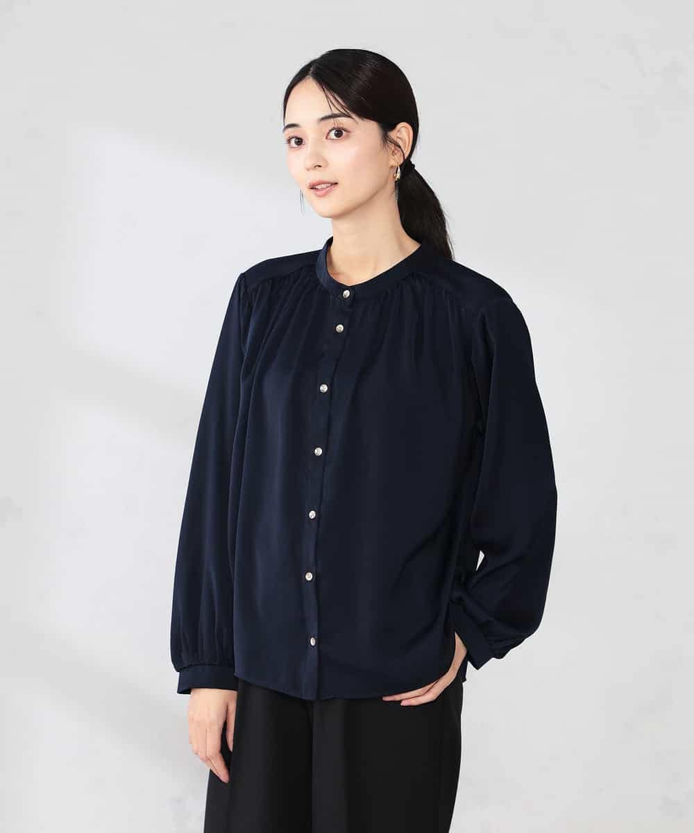 K2BFD04044 a.v.v(アー・ヴェ・ヴェ) 【洗える】サテンギャザーブラウス ネイビー