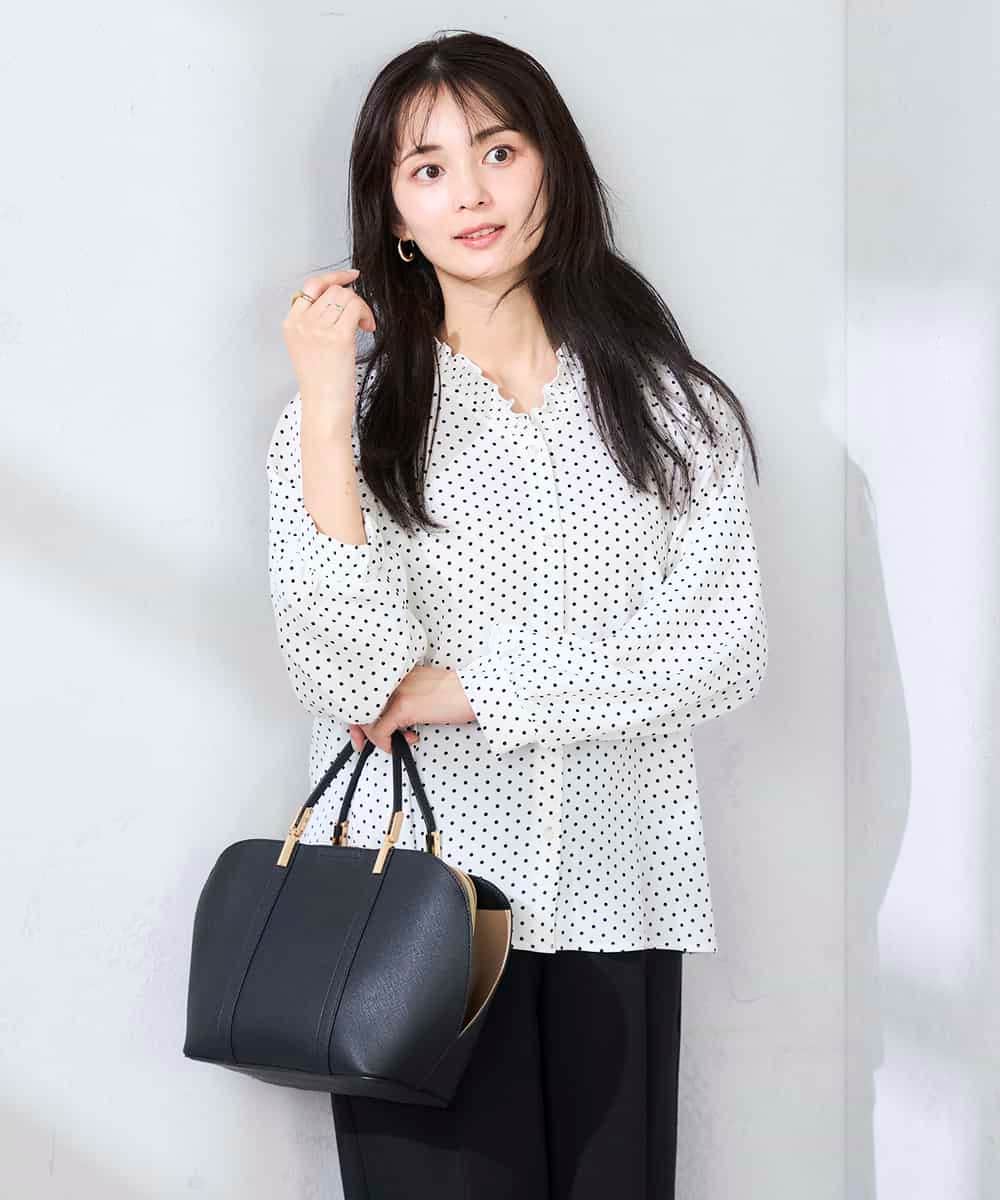 K2BFD25049 a.v.v(アー・ヴェ・ヴェ) フリルVネックドット柄ブラウス ホワイト