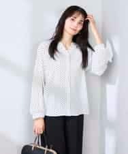 K2BFD25049 a.v.v(アー・ヴェ・ヴェ) フリルVネックドット柄ブラウス ホワイト