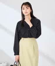 K2BFD25049 a.v.v(アー・ヴェ・ヴェ) フリルVネックドット柄ブラウス ホワイト