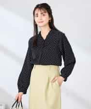 K2BFD25049 a.v.v(アー・ヴェ・ヴェ) フリルVネックドット柄ブラウス ホワイト