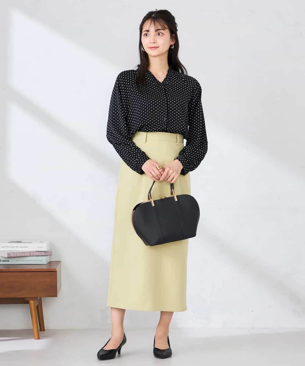 K2BFD25049 a.v.v(アー・ヴェ・ヴェ) フリルVネックドット柄ブラウス ホワイト