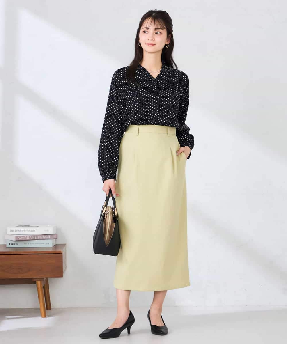 K2BFD25049 a.v.v(アー・ヴェ・ヴェ) フリルVネックドット柄ブラウス ホワイト