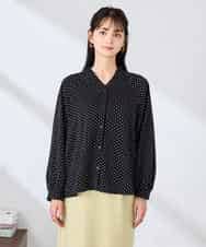 K2BFD25049 a.v.v(アー・ヴェ・ヴェ) フリルVネックドット柄ブラウス ホワイト
