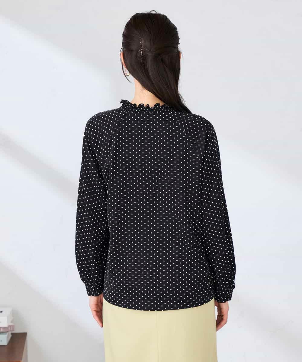 K2BFD25049 a.v.v(アー・ヴェ・ヴェ) フリルVネックドット柄ブラウス ホワイト