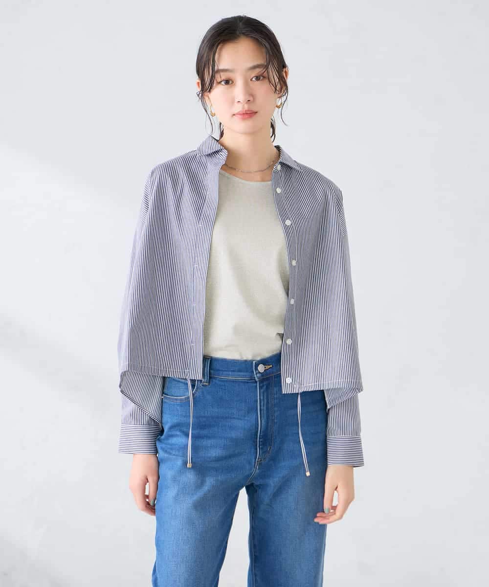 K2BFD28049 a.v.v(アー・ヴェ・ヴェ) ストライプ柄クロップドシャツ ネイビー