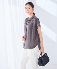 K2BGD05039 a.v.v(アー・ヴェ・ヴェ) 【接触冷感/UVカット】サテンギャザーブラウス【吸水速乾/イージーケア】 ダークグレー