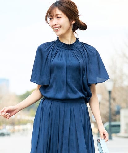 K2BGD14039 a.v.v エアリーサテンシャーリングネックブラウス