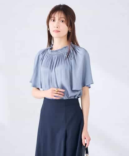 K2BGD14039 a.v.v エアリーサテンシャーリングネックブラウス