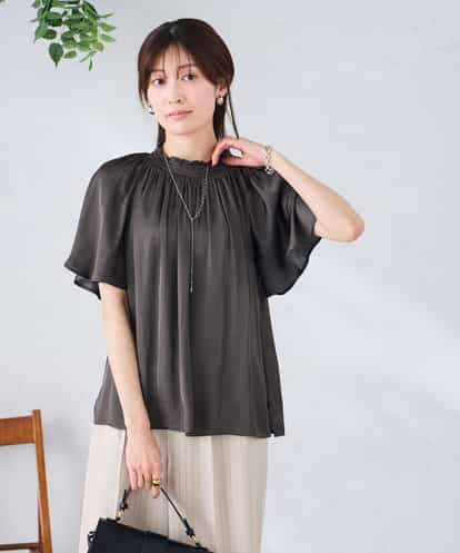 K2BGD14039 a.v.v エアリーサテンシャーリングネックブラウス