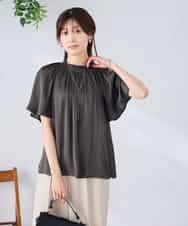 K2BGD14039 a.v.v(アー・ヴェ・ヴェ) エアリーサテンシャーリングネックブラウス ダークグレー