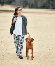 K2BGD15044 a.v.v(アー・ヴェ・ヴェ) バックタックシアーシャツ【接触冷感/イージーケア】 レッド