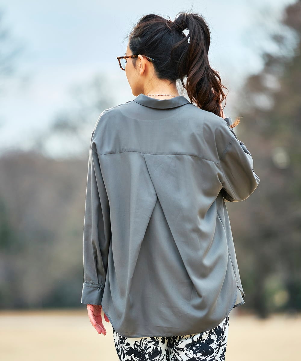 K2BGD15044 a.v.v(アー・ヴェ・ヴェ) バックタックシアーシャツ【接触冷感/イージーケア】 ダークグレー