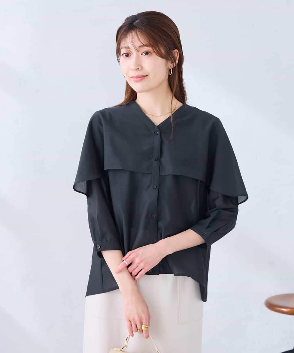 K2BGD31049 a.v.v(アー・ヴェ・ヴェ) ケープ風シアーブラウス ネイビー