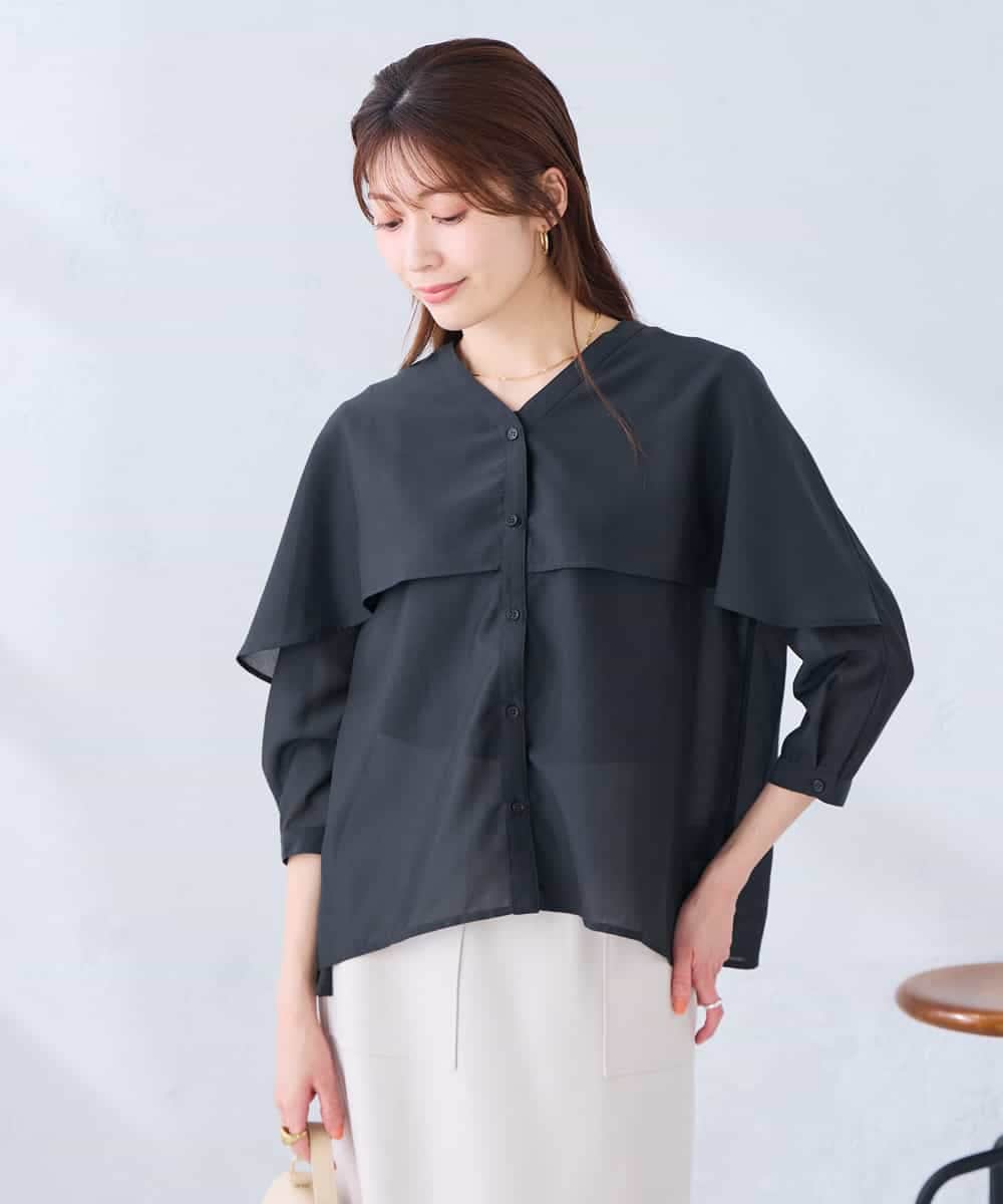 K2BGD31049 a.v.v(アー・ヴェ・ヴェ) ケープ風シアーブラウス ネイビー