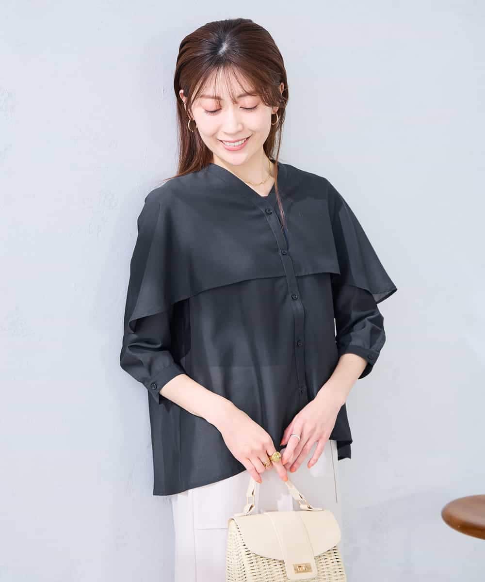 K2BGD31049 a.v.v(アー・ヴェ・ヴェ) ケープ風シアーブラウス ネイビー