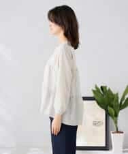 K2BGD32049 a.v.v(アー・ヴェ・ヴェ) ストライプ柄ティアードシアーブラウス アイボリー