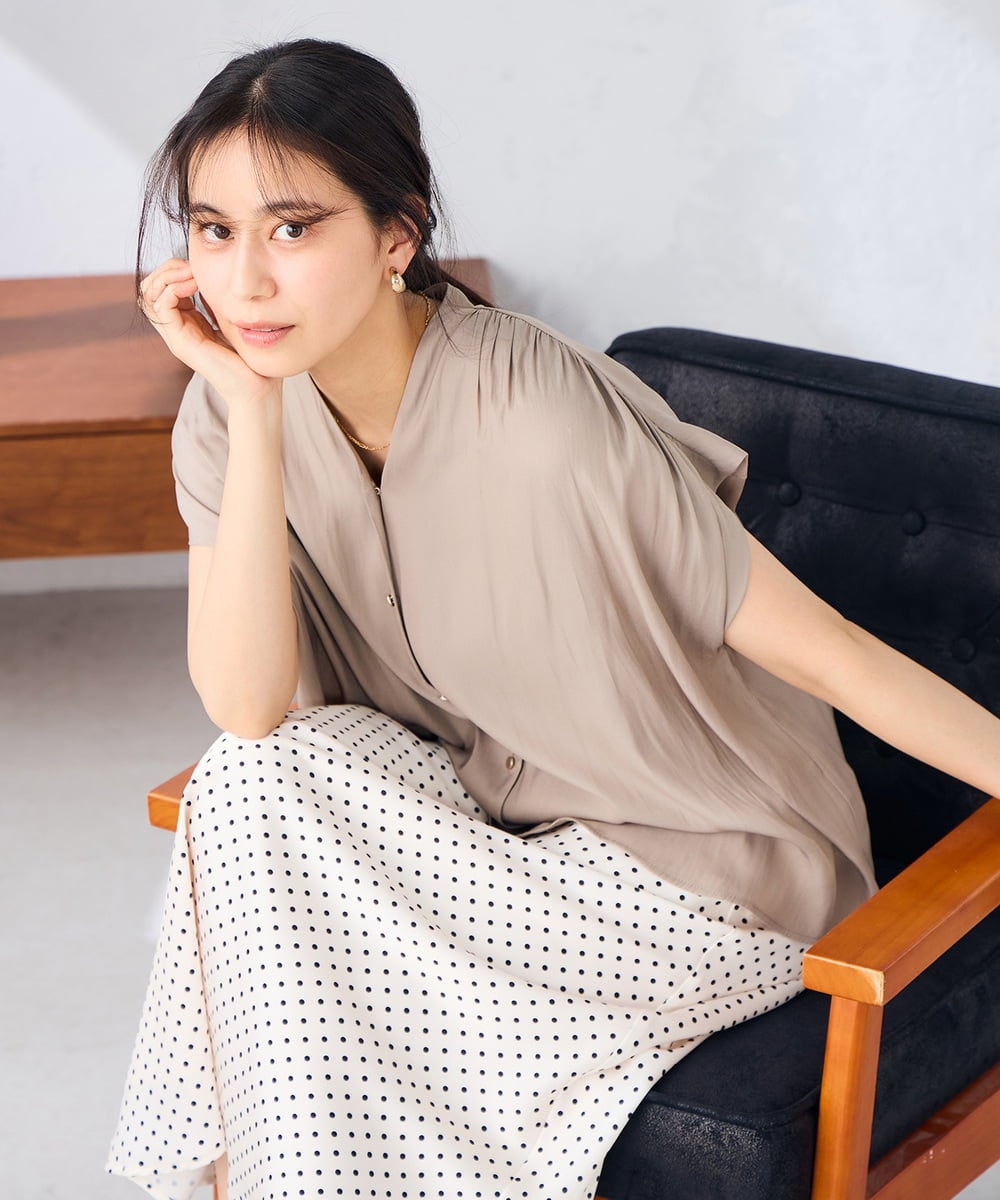 K2BHD40044 a.v.v(アー・ヴェ・ヴェ) Vネックギャザーブラウス アイボリー