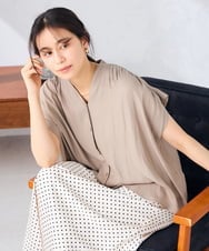 K2BHD40044 a.v.v(アー・ヴェ・ヴェ) Vネックギャザーブラウス モカベージュ