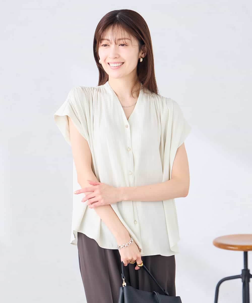 K2BHD40044 a.v.v(アー・ヴェ・ヴェ) Vネックギャザーブラウス アイボリー