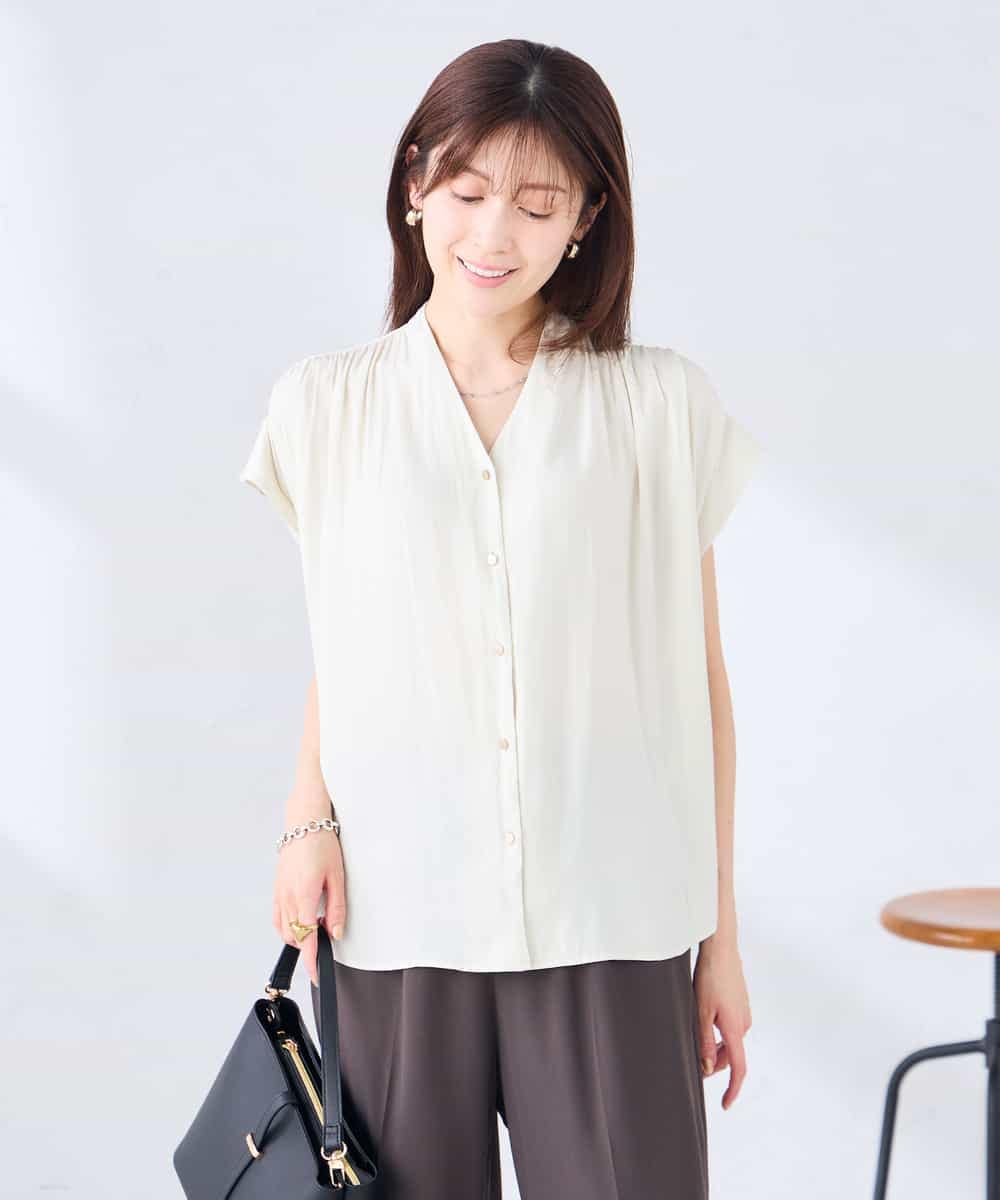 K2BHD40044 a.v.v(アー・ヴェ・ヴェ) Vネックギャザーブラウス アイボリー