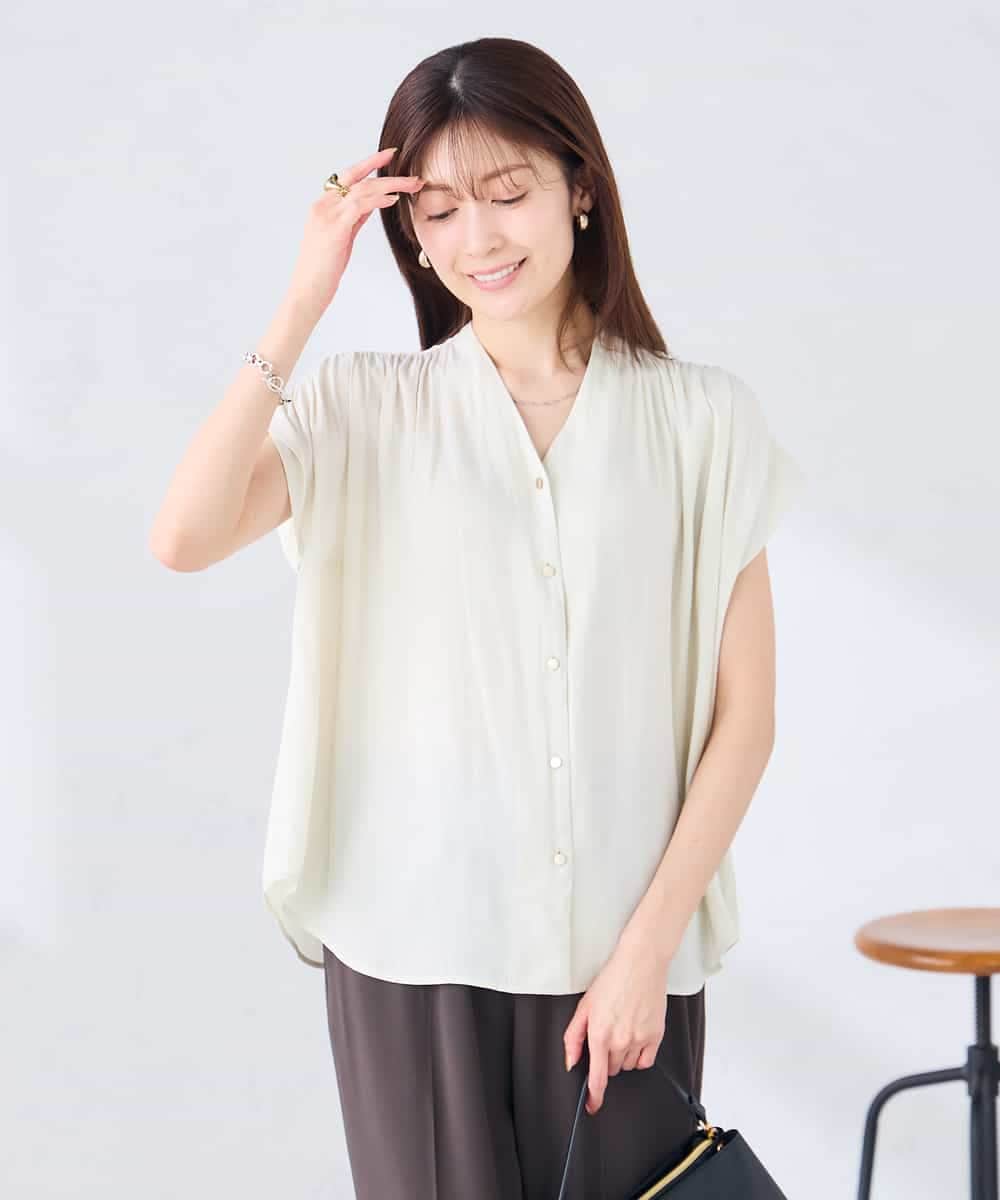 K2BHD40044 a.v.v(アー・ヴェ・ヴェ) Vネックギャザーブラウス アイボリー